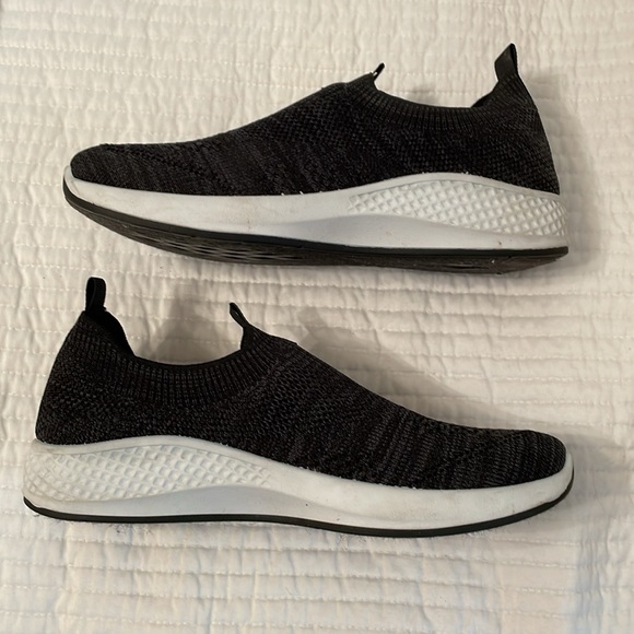 Tommy Bahama charcoal/black mesh tennis shoes in size 8 1/2 with pull on ease - Picture 2 of 6